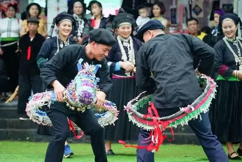 Trình diễn múa ngựa giấy của người dân tộc Nùng Dín (Mường Khương, Lào Cai), tại Làng Văn hóa-Du lịch các dân tộc Việt Nam. (Ảnh: TTXVN)