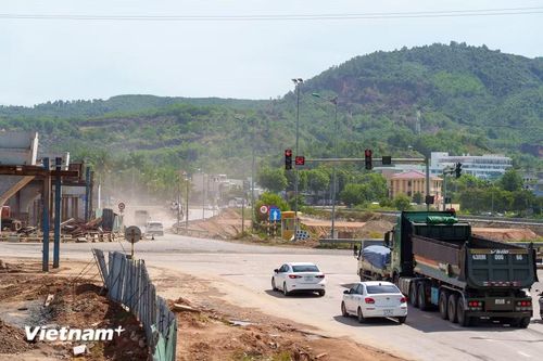 Dự án thi công ngay trên trục huyết mạch Quốc lộ 14B. Các nhà thầu phải nỗ lực phân luồng, đảm bảo an toàn giao thông cho xe cộ lưu thông. (Ảnh: Thanh Phong/Vietnam+)