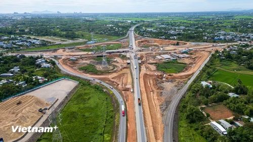 Hàng loạt nhánh rẽ đang được khẩn trương đắp nền đường K95, K98. Khối lượng thi công toàn dự án hiện đã đạt gần 40%, bám sát kế hoạch. (Ảnh: Thanh Phong/Vietnam+)