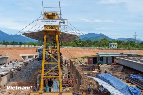 Tiêu chí "An toàn là trên hết" được thắt chặt. Theo đơn vị thi công, thời tiết nắng gắt buổi sáng và mưa giông vào buổi chiều gây ra rất nhiều khó khăn khi thi công dự án. (Ảnh: Thanh Phong/Vietnam+)
