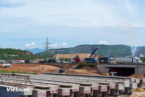 Tiến độ đang được đẩy nhanh ấn tượng. Hàng chục phiến dầm Super T hạng nặng đã đúc xong, chờ ngày lao phóng lên nhịp cầu. (Ảnh: Thanh Phong/Vietnam+)