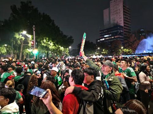 Biển người đổ về khu vực FanFest tại đại lộ Paseo de Reforma để ăn mừng chiến thắng của đội tuyển Mexico và tấm vé vào vòng 1/8 World Cup 2026. (Ảnh: Phương Lan/TTXVN)