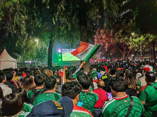 Không khí World Cup bao trùm đại lộ Paseo de la Reforma khi hàng nghìn cổ động viên cùng hướng về màn hình lớn theo dõi trận đấu của đội tuyển Mexico. (Ảnh: Phương Lan/TTXVN)