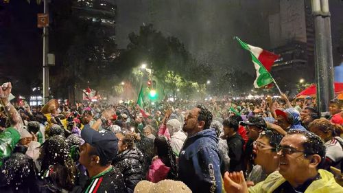 Cổ động viên Mexico nhảy múa và hô vang "¡México! ¡México!" sau bàn thắng của đội nhà. (Ảnh: Phương Lan/TTXVN)