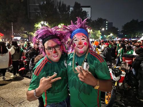 Các cổ động viên hóa trang rực rỡ ăn mừng chiến thắng của đội tuyển Mexico trước Ecuador. (Ảnh: Phương Lan/TTXVN)