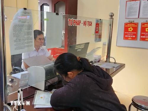 Người dân thực hiện thủ tục hành chính tại Trung tâm Phục vụ hành chính công xã Trung Sơn (Tuyên Quang). (Ảnh: Chu Thanh Vân/TTXVN)