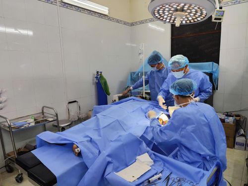 Y, bác sĩ Bệnh xá đảo Nam Yết xử lý vết thương cho bệnh nhân.