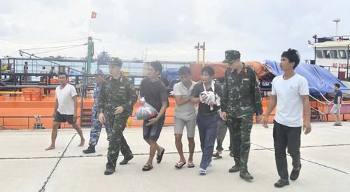 Ngư dân Nguyễn Lý được các thuyền viên đưa vào Bệnh xá đảo Nam Yết cấp cứu.