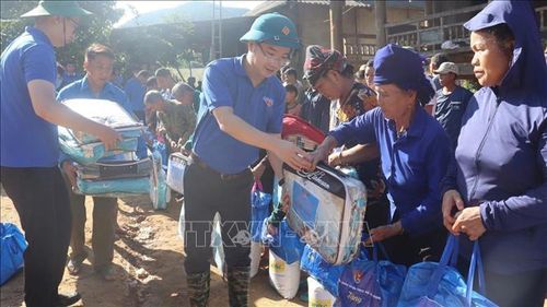 Đại diện Hội Liên hiệp Thanh niên Việt Nam thăm hỏi, tặng quà người dân bị thiên tai xã Huổi Một, tỉnh Sơn La. Ảnh: TTXVN phát