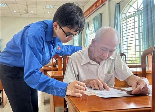 Đoàn viên thanh niên phường Tân Ninh (tỉnhTây Ninh) hỗ trợ người dân thực hiện thủ tục hành chính. Ảnh: Đức Hạnh/TTXVN