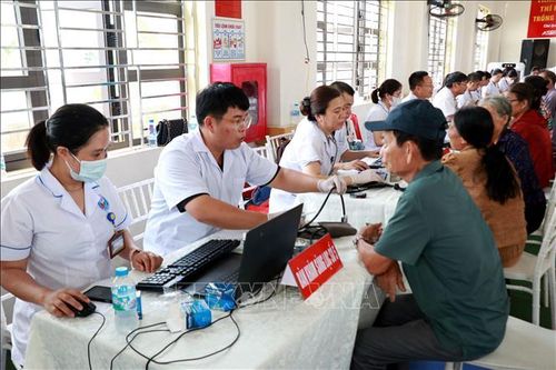 Bác sĩ Bệnh viện Đa khoa Trực Ninh khám sàng lọc miễn phí cho người dân thuộc đối tượng nhóm 2 tại xã Trực Ninh (Ninh Bình).