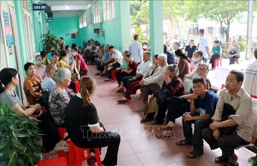 Đông đảo nhân dân đăng ký khám sàng lọc tại Bệnh viện Đa khoa Ý Yên (Ninh Bình).