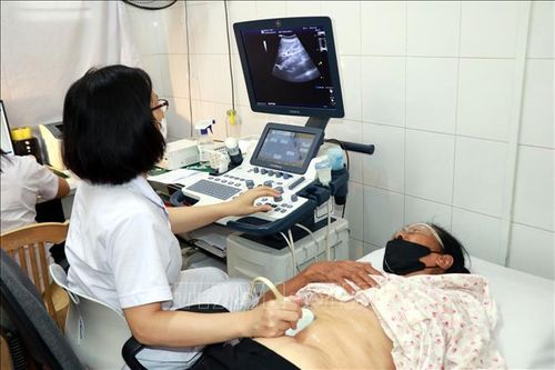 Bác sĩ Bệnh viện Đa khoa Ý Yên (Ninh Bình) siêu âm tầm soát bệnh lý cho người dân.