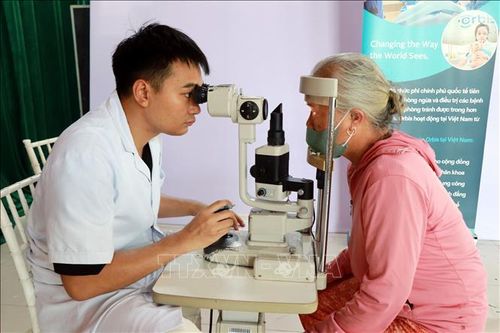 Khám mắt cho người dân tại xã Trực Ninh (Ninh Bình).