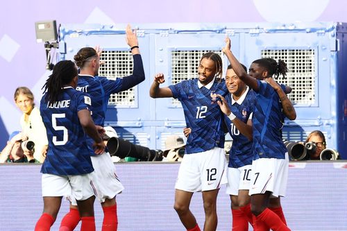 Tiền đạo Kylian Mbappé ăn mừng cú đúp sau đường kiến tạo của Michael Olise, nâng tỉ số lên 3-0 cho đội tuyển Pháp. Ảnh: AFP/TTXVN (Ảnh không cho phép bên thứ ba khai thác, chia sẻ lại)