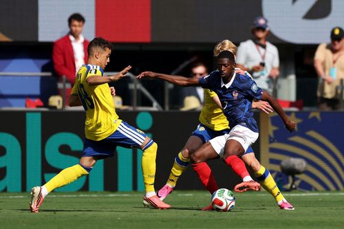 Tiền đạo Ousmane Dembélé (phải) khống chế bóng trước sự áp sát của tiền vệ Yasin Ayari trong trận Pháp gặp Thụy Điển. Ảnh: AFP/TTXVN (Ảnh không cho phép bên thứ ba khai thác, chia sẻ lại)