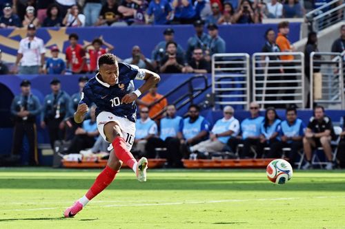 Tiền đạo Kylian Mbappé tung cú dứt điểm trong trận Pháp gặp Thụy Điển ở vòng 1/16, ghi bàn thắng mở tỉ số cho đội tuyển Pháp. Ảnh: AFP/TTXVN (Ảnh không cho phép bên thứ ba khai thác, chia sẻ lại)