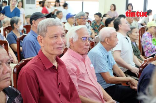 Đông người dân đến khám bệnh tại các cơ sở y tế ngay sau khi chính sách hỗ trợ khám sức khỏe miễn phí mỗi năm một lần cho nhân dân có hiệu lực.