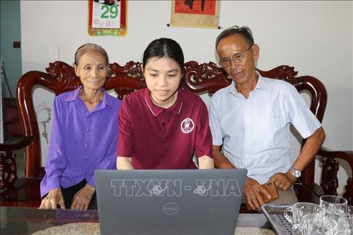 Niềm vui vỡ òa của Lê Thị Hoài Thu trong khoảnh khắc tra cứu điểm thi tốt nghiệp và biết tin mình đạt danh hiệu thủ khoa khối B00 của tỉnh Hà Tĩnh. Ảnh: Hoàng Ngà/TTXVN