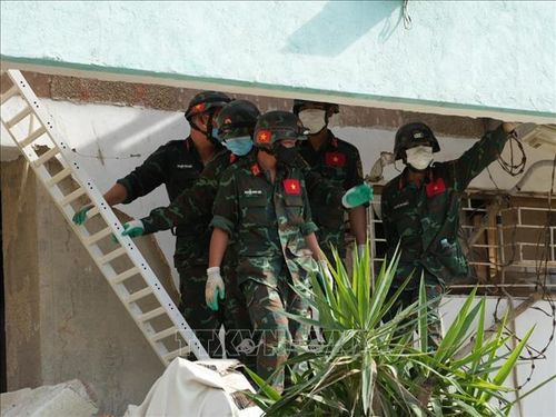 Đoàn Việt Nam tích cực tìm kiếm nạn nhân tại khu vực động đất. Ảnh: Phi Hùng - P/V TTXVN tại Venezuela