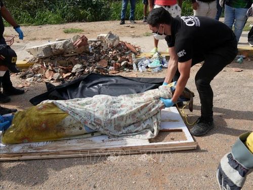 Đưa thi thể nạn nhân ra khỏi đống đổ nát và bàn giao cho phía Venezuela. Ảnh: Phi Hùng - P/V TTXVN tại Venezuela