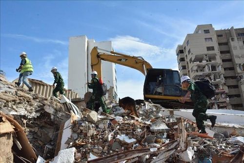 Công tác tìm kiếm các nạn nhân mất tích được triển khai tích cực giữa các đống đổ nát. Ảnh: Hoàng Vũ/TTXVN phát