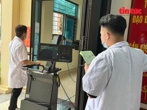 Bệnh viện tuyến trên mang máy móc hiện đại về thăm khám cho người dân.