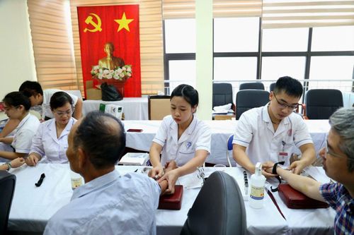 Người dân kiểm tra các bệnh cơ bản.