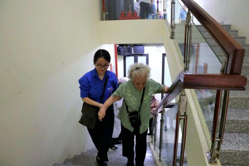 Người già yếu được các lực lượng hỗ trợ tiếp đón tại điểm khám phường Ba Đình.