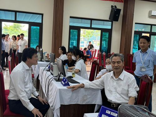 Lãnh đạo Sở Y tế Hà Nội xuống kiểm tra các điểm khám sàng lọc cho người dân trong ngày 1/7.