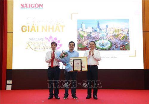 Tác giả Trần Lê Huy đoạt giải Nhất cuộc thi ảnh “Rạng rỡ tên vàng”. Ảnh: Hồng Đạt/TTXVN