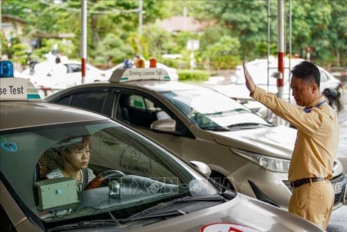 Các nội dung sát hạch tập trung đánh giá kỹ năng điều khiển phương tiện trong thực tế. Ảnh: Hùng Mạnh/TTXVN