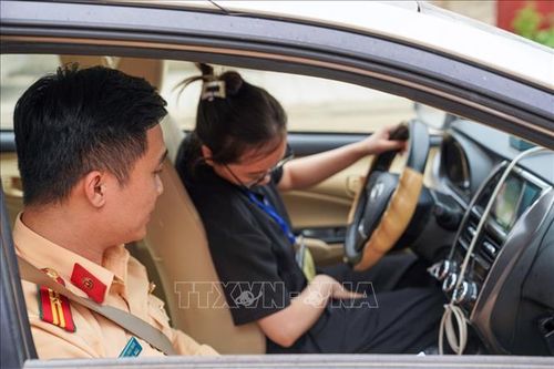Cán bộ sát hạch phổ biến quy trình mới cho thí sinh trước giờ thi. Ảnh: Hùng Mạnh/TTXVN
