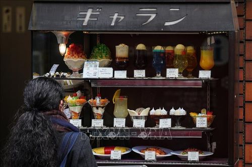 Người dân tham khảo bảng giá tại một nhà hàng ở Tokyo, Nhật Bản. Ảnh: THX/TTXVN phát