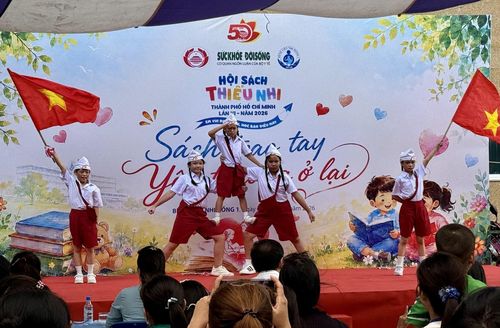 Các tiết mục văn nghệ được các em thiếu nhi háo hức chào đón và cổ vũ nhiệt tình.