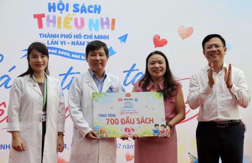 Đại diện lãnh đạo Sở Văn hóa và Thể thao TP Hồ Chí Minh và Báo Sức khỏe &amp; Đời sống tại TP Hồ Chí Minh trao tặng 700 đầu sách cho Bệnh viện Nhi đồng 1.