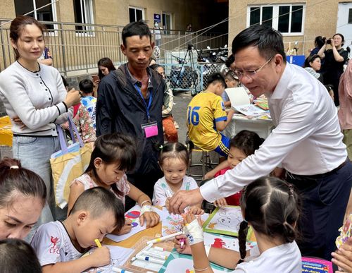 Ông Nguyễn Ngọc Hồi, Phó Giám đốc Sở Văn hóa và Thể thao TP Hồ Chí Minh hướng dẫn các bé thiếu nhi tô màu.