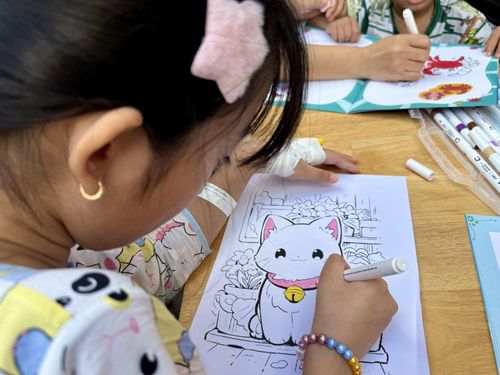 Khu vực tô màu luôn thu hút đông đảo các em tham gia.