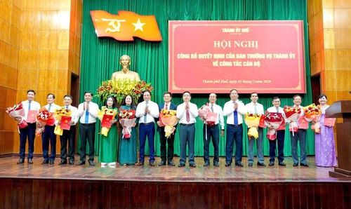 Lãnh đạo Thành ủy, UBND Tp.Huế tặng hoa chúc mừng các nhân sự được điều động, bổ nhiệm.