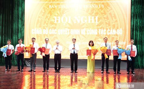 Phó Bí thư Thành ủy, Chủ tịch HĐND thành phố Nguyễn Đức Dũng và Phó Bí thư Thành ủy Ngô Xuân Thắng trao quyết định, tặng hoa chúc mừng các cán bộ được phân công, điều động nhận nhiệm vụ mới.