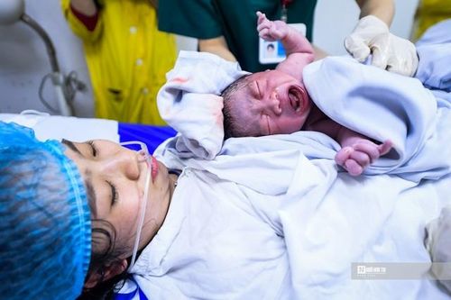 Những trường hợp phụ nữ sinh con được hỗ trợ tối thiểu 2 triệu đồng.