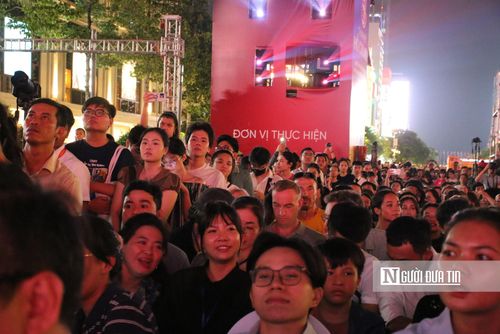 Người dân có mặt đông đúc ở trước UBND TP để chiêm ngưỡng màn trình diễn nghệ thuật đặc biệt này