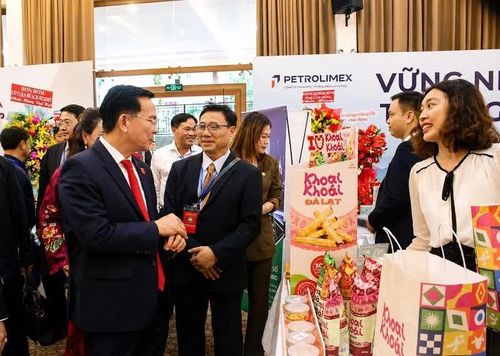 Chủ tịch UBND tỉnh Lâm Đồng Hồ Văn Mười tham quan gian trưng bày của Công ty CP Viên Sơn và trao đổi về hướng xuất khẩu sản phẩm.