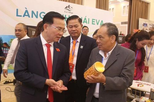 Doanh nghiệp giới thiệu sản phẩm với lãnh đạo tỉnh.