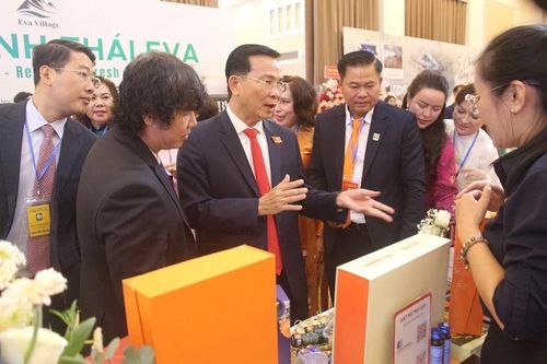Chủ tịch tỉnh Lâm Đồng chia sẻ thêm thông tin với các doanh nghiệp.