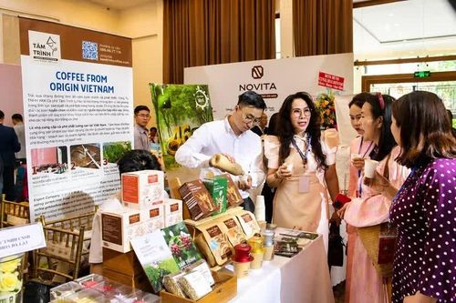 Nhiều doanh nhân thích thú trải nghiệm các dòng sản phẩm mới, đặc sắc từ thương hiệu cà phê Tám Trình.