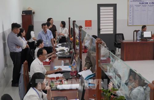 Cà Mau thực hiện thí điểm phần mềm KPI tại 6 đơn vị: Văn phòng UBND tỉnh, Sở KH&CN, Sở Nội vụ và UBND các phường An Xuyên, Tân Thành và Bạc Liêu. Ảnh: Tuấn Phi - TTXVN