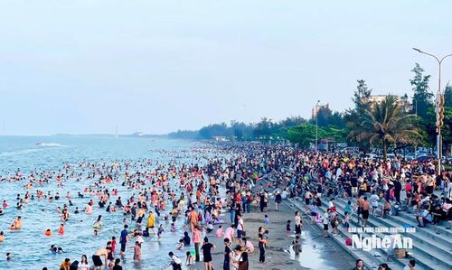 Mùa hè sôi động ở biển Cửa Lò. Ảnh: báo Nghệ An