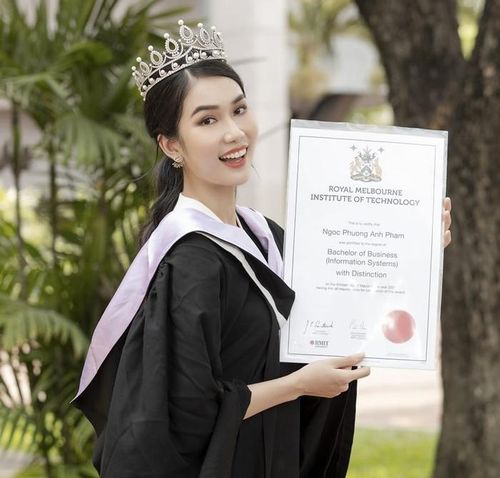 Phương Anh tốt nghiệp RMIT, nổi bật với nền tảng học vấn quốc tế và hình ảnh người đẹp tri thức.