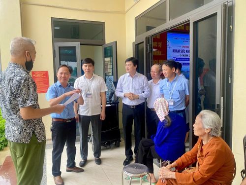 Ông Nguyễn Trọng Diện (hàng đứng thứ 3 từ phải sang), Giám đốc Sở Y tế Hà Nội kiểm tra công tác khám sức khỏe tại Trạm Y tế xã Vĩnh Thanh.